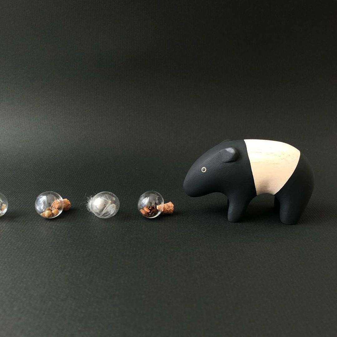 Pole pole wooden animal Tapir