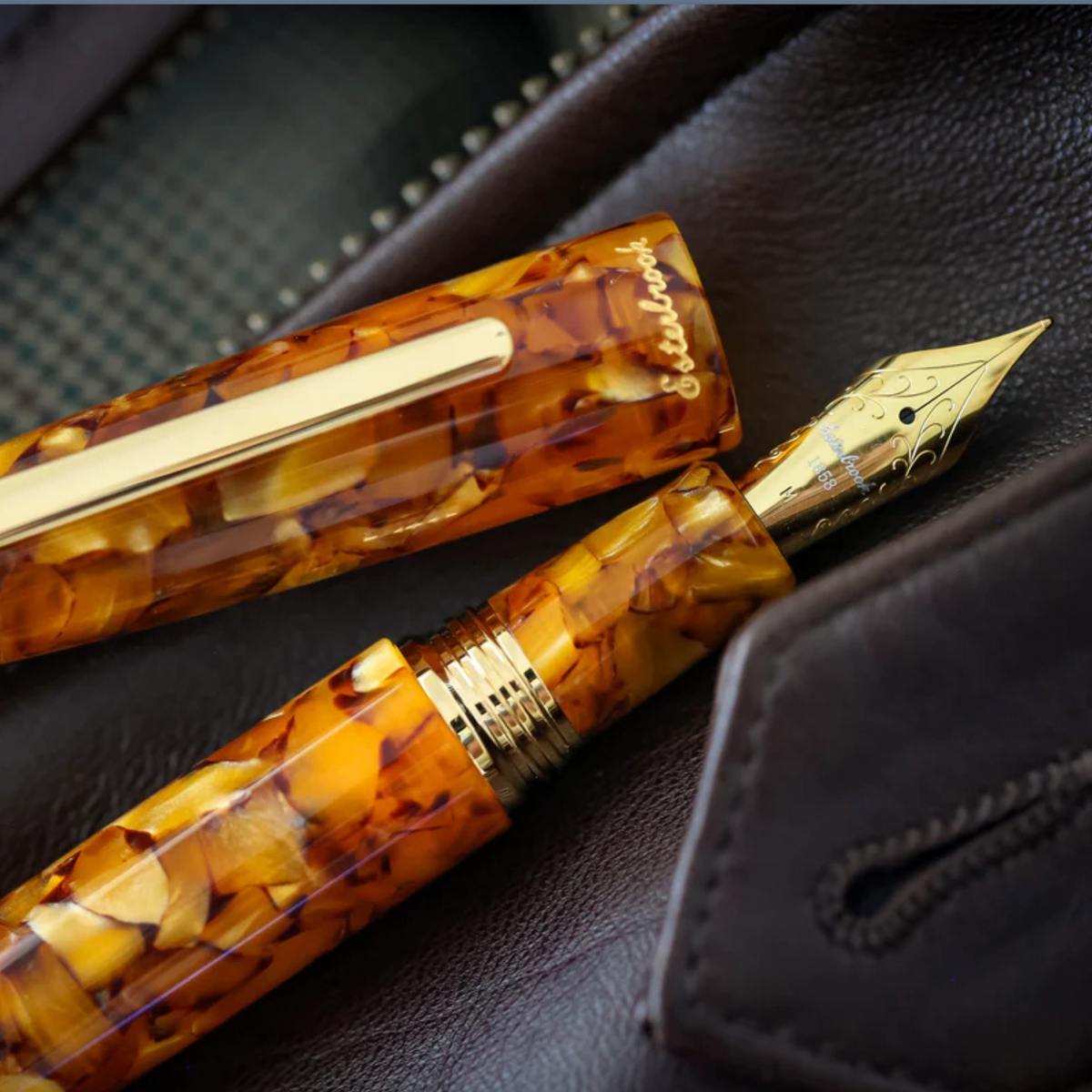 Estie Oversized Honeycomb / Gold Trim Fountain pen