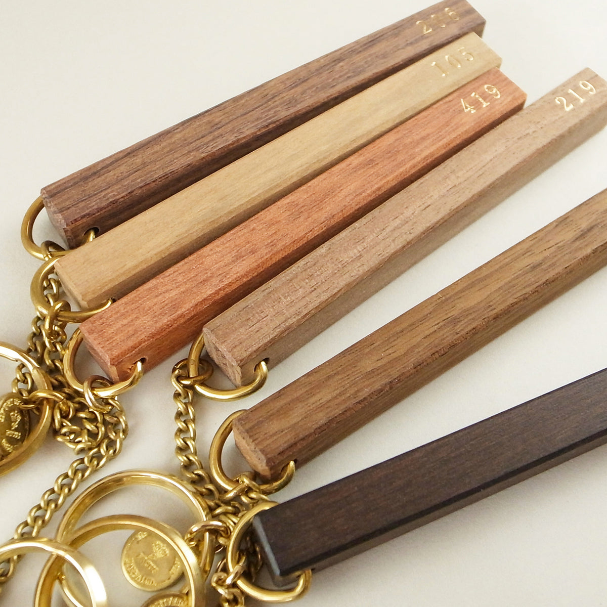 WOOD HOTEL KEY-HOLDER SATINE