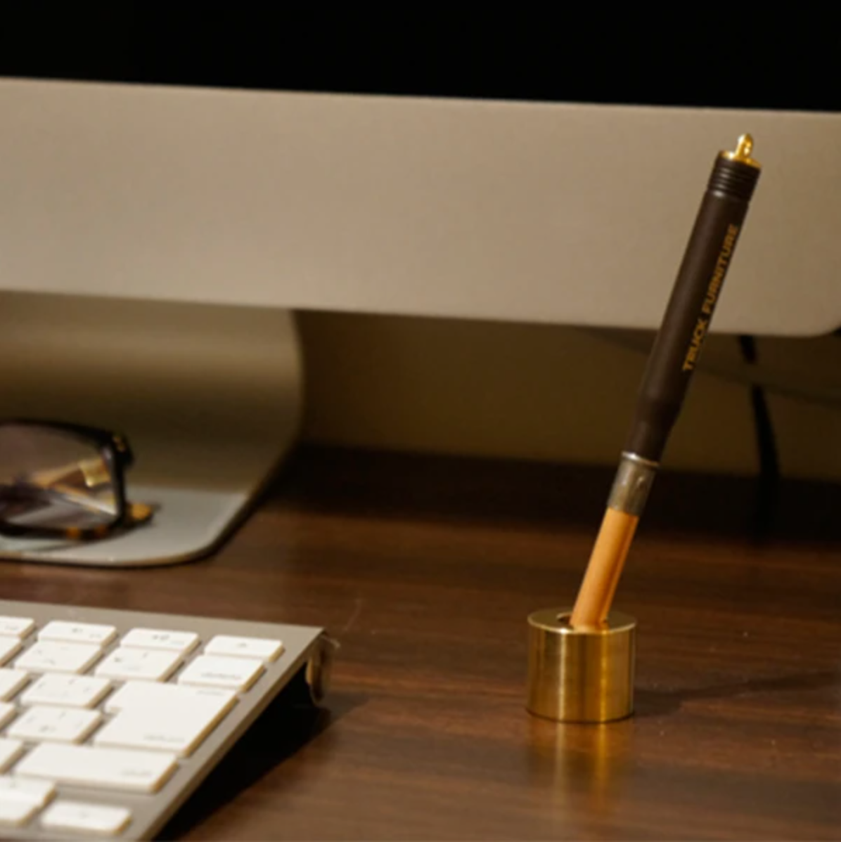 BRASS PEN STAND RUST