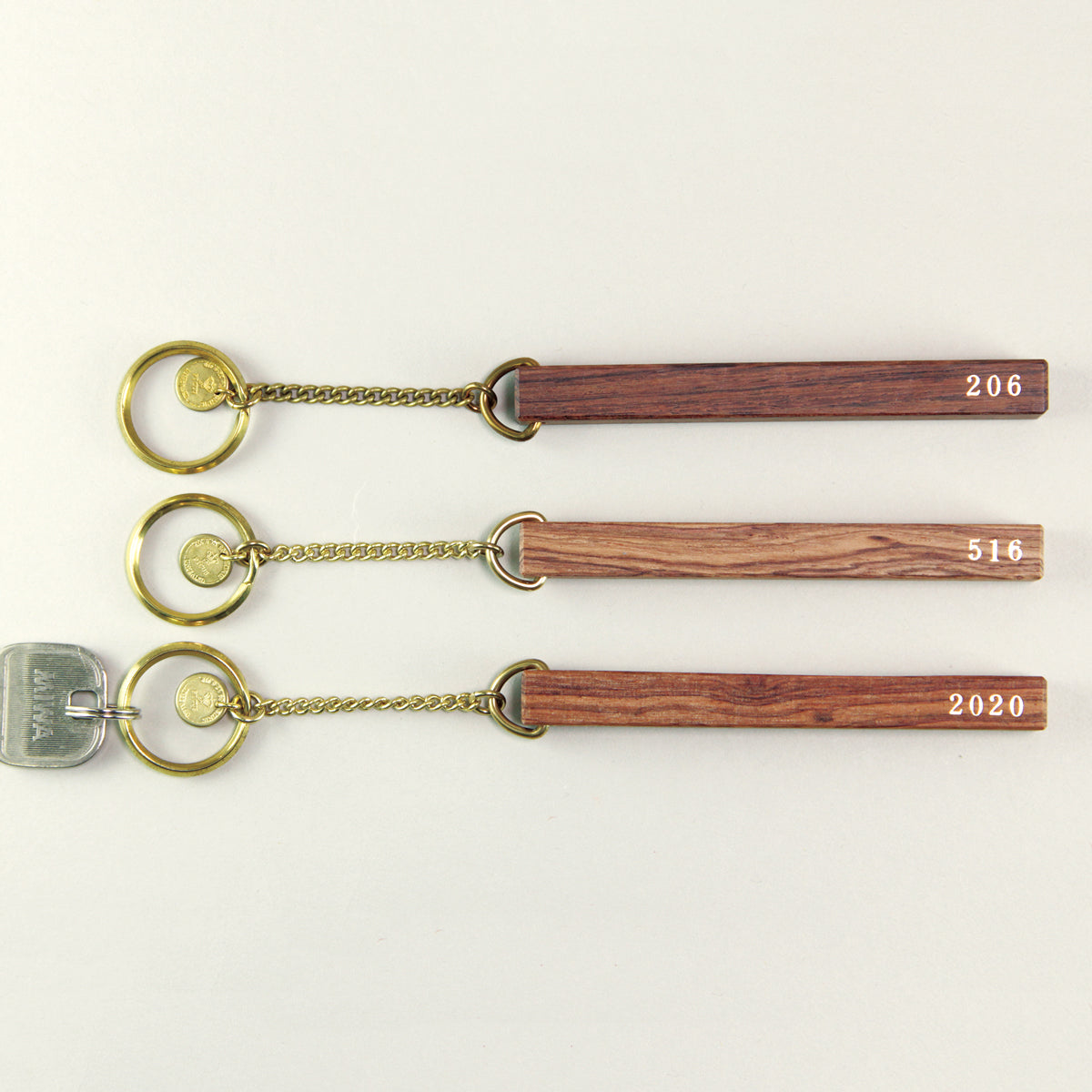 WOOD HOTEL KEY-HOLDER SATINE