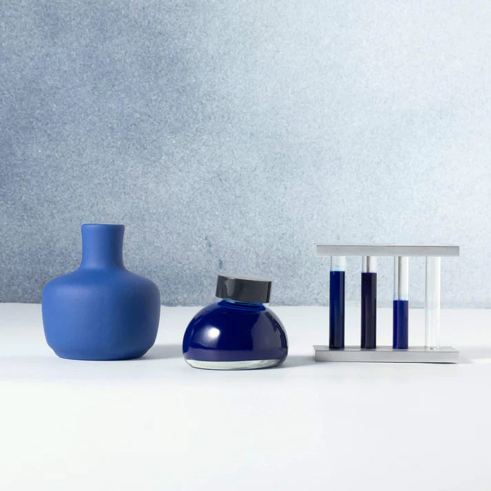 Colour specimen 207 - Empty vase