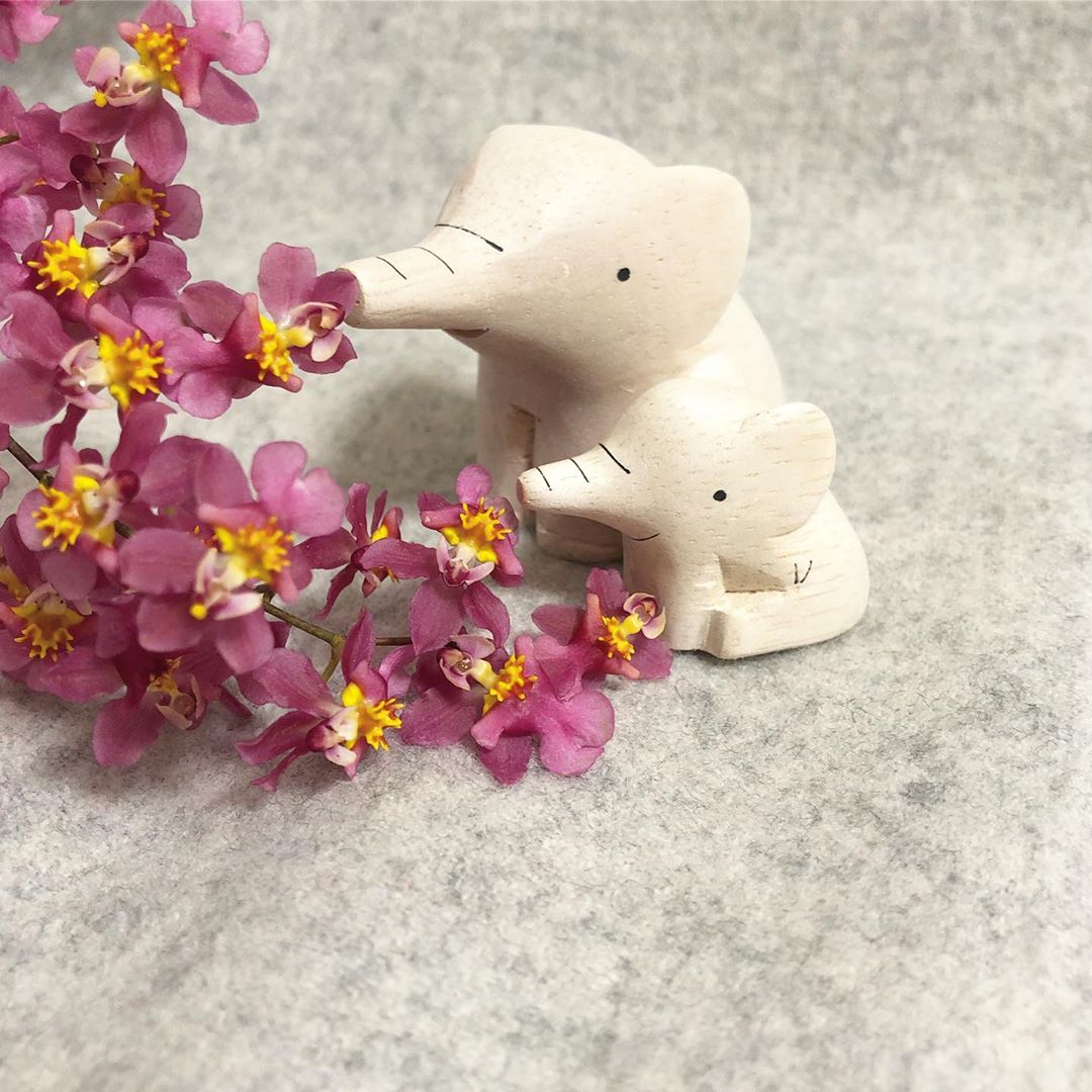 Pole pole wooden animal family Elephant